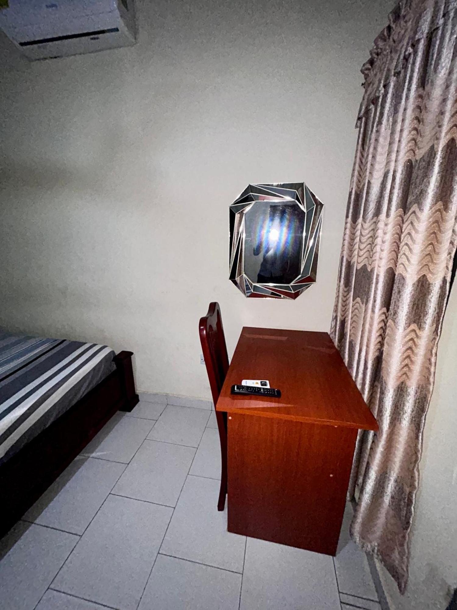 Jessie Hotel Adenta Habitación foto